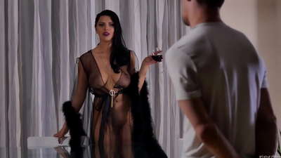 شلخته کیرا ملکه همسایه خود را برای چای دعوت کرد و او را روی میز شام فک کرد