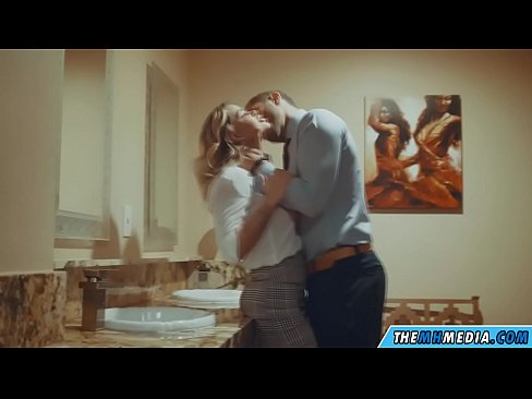 ❤️ وقتی یک بلوند بی تنه شما را در یک دستشویی عمومی اغوا می کند ️❌ پورنو fb در ما ️❤